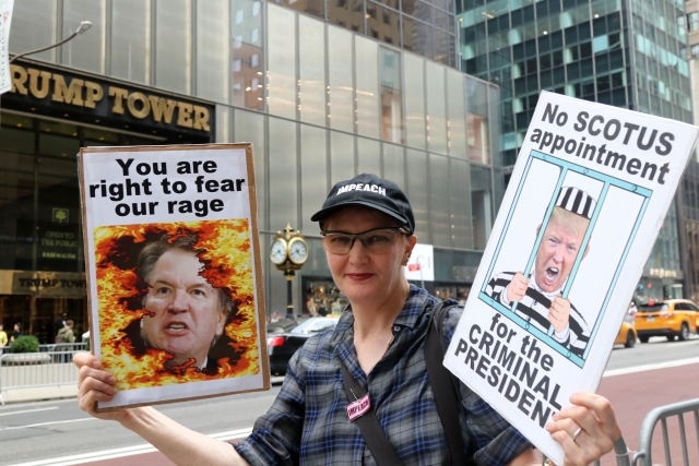 Lidé demonstrují v New Yorku proti Kavanaughově kandidatuře. 