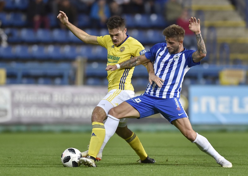 Zlínský fotbalista Petr Buchta v souboji s libereckým Filipem Oršulou.