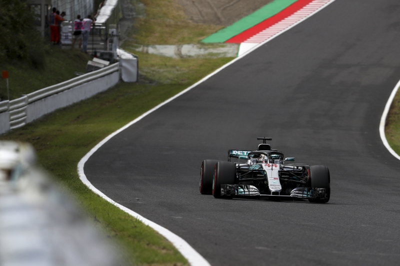 Lewis Hamilton vyhrál kvalifikaci v Japonsku, přiblížil se tak titulu. Lewis Hamilton vyhrál kvalifikaci v Japonsku, přiblížil se tak titulu.