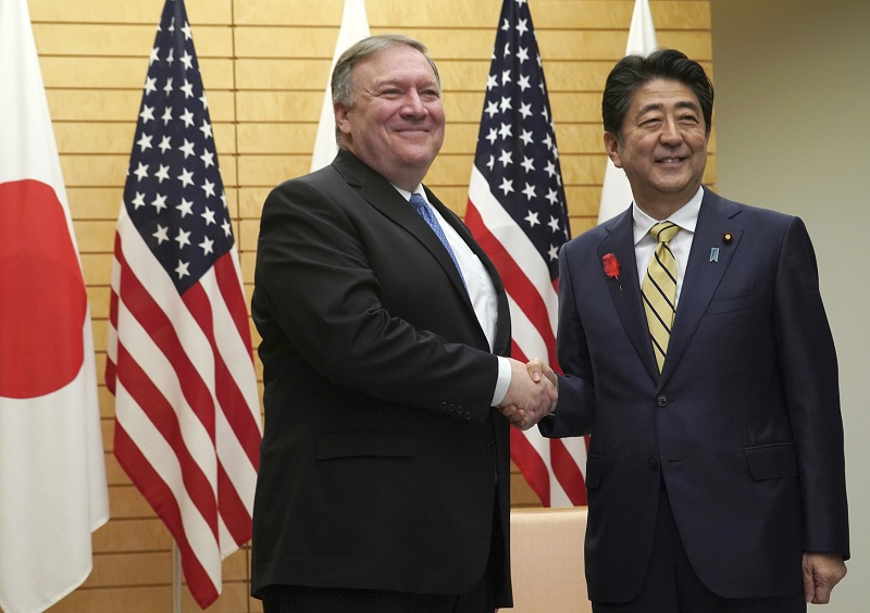 Mike Pompeo (vlevo) se sešel se Šinzóem Abem.