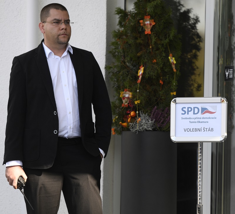 Ochranka před hotelem Golf, kde má svůj volební štáb SPD.