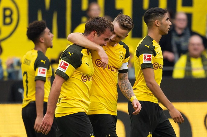 Fotbalisté Dortmundu se radují po jedné ze svých tref.