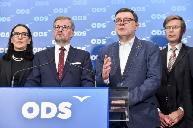 Předseda poslaneckého klubu ODS Zbyněk Stanjura (druhý zprava) vystoupil 6. října 2018 ve volebním štábu strany v Praze a okomentoval výsledky komunálních a senátních voleb. Dále na snímku zleva jsou: místopředsedkyně Alexandra Udženija, předseda strany Petr Fiala a místopředseda Martin Kupka. Předseda poslaneckého klubu ODS Zbyněk Stanjura (druhý zprava) vystoupil 6. října 2018 ve volebním štábu strany v Praze a okomentoval výsledky komunálních a senátních voleb. Dále na snímku zleva jsou: místopředsedkyně Alexandra Udženija, předseda strany Petr Fiala a místopředseda Martin Kupka.