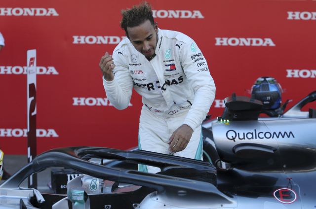 Lewis Hamilton vyhrál v Japonsku a příště může oslavit celkový triumf. Lewis Hamilton vyhrál v Japonsku a příště může oslavit celkový triumf.