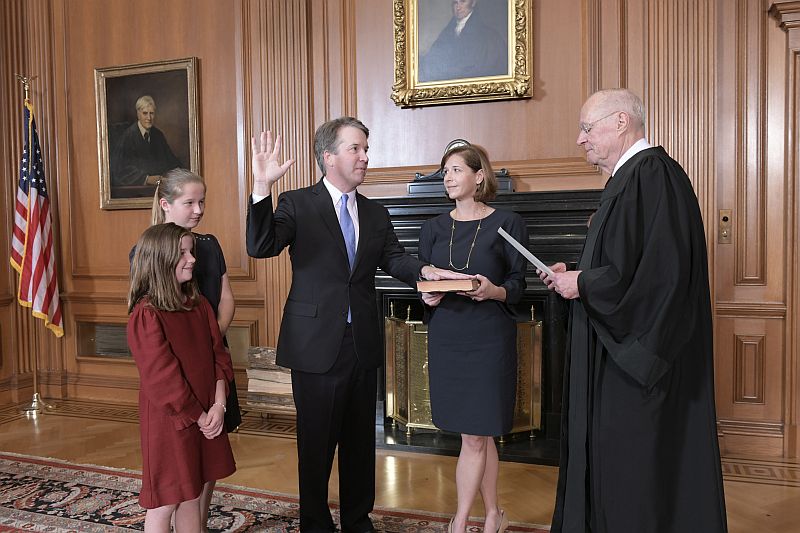 Nastupující nejvyšší soudce Brett Kavanaugh při skládání přísahy. Nastupující nejvyšší soudce Brett Kavanaugh při skládání přísahy.