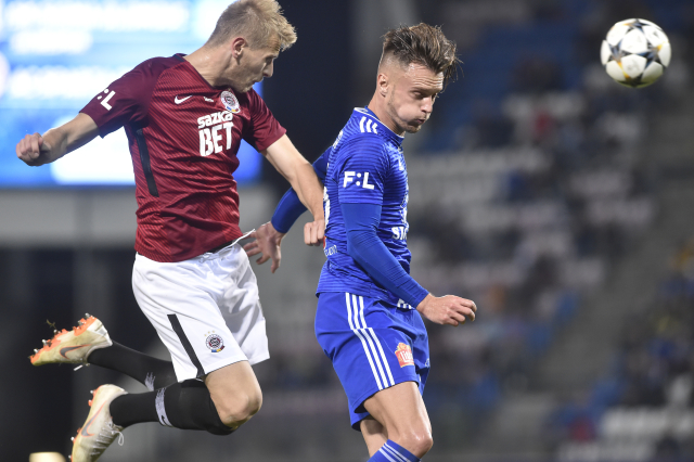 Martin Nešpor (vpravo) v souboji se Sparťanem Radakovičem.