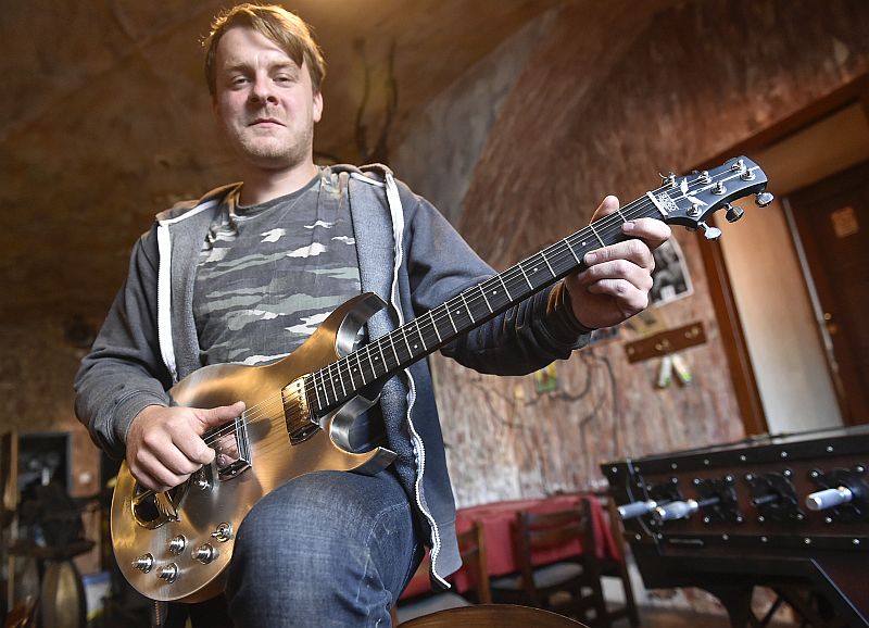 Jiří Kratochvíl se výrobě kovových kytar věnuje přes pět let. Jiří Kratochvíl se výrobě kovových kytar věnuje přes pět let.
