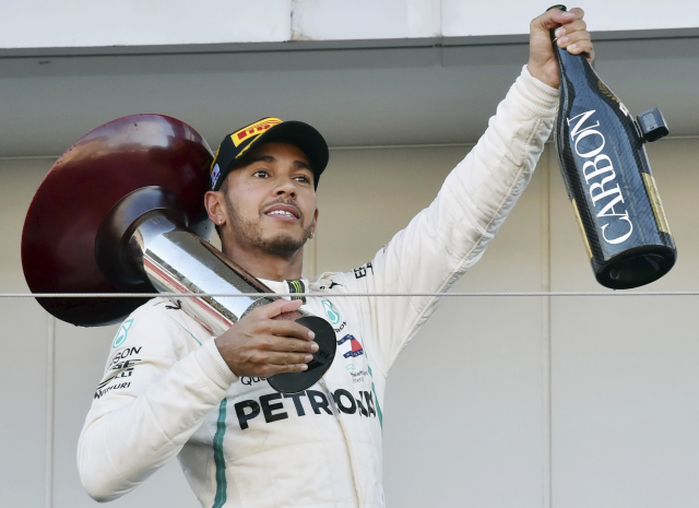 Lewis Hamilton nemá pro selhání konkurenčního Ferrari vysvětlení.