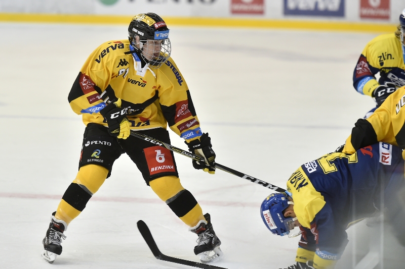 Jan Myšák hraje extraligu v Litvínově již v šestnácti letech. Jan Myšák hraje extraligu v Litvínově již v šestnácti letech.