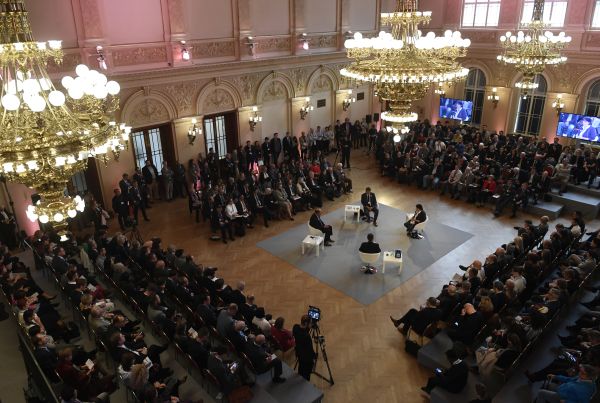 Mezinárodní konference Forum 2000.