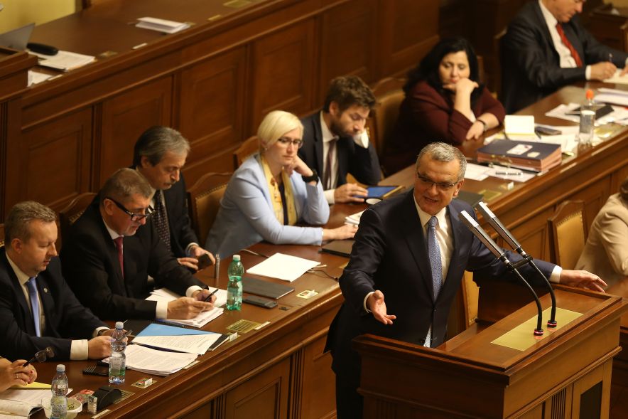 Miroslav Kalousek a za ním Andrej Babiš ve sněmovně.