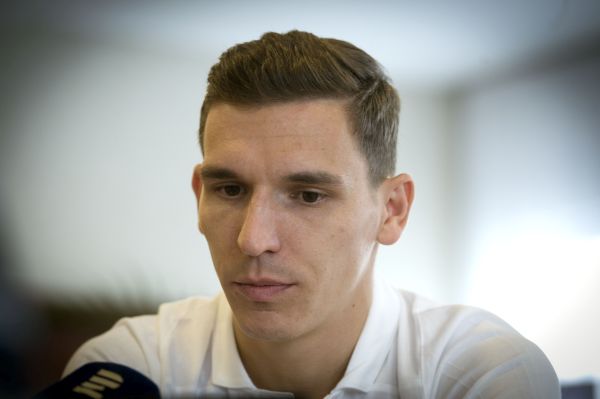 Záložník David Pavelka.
