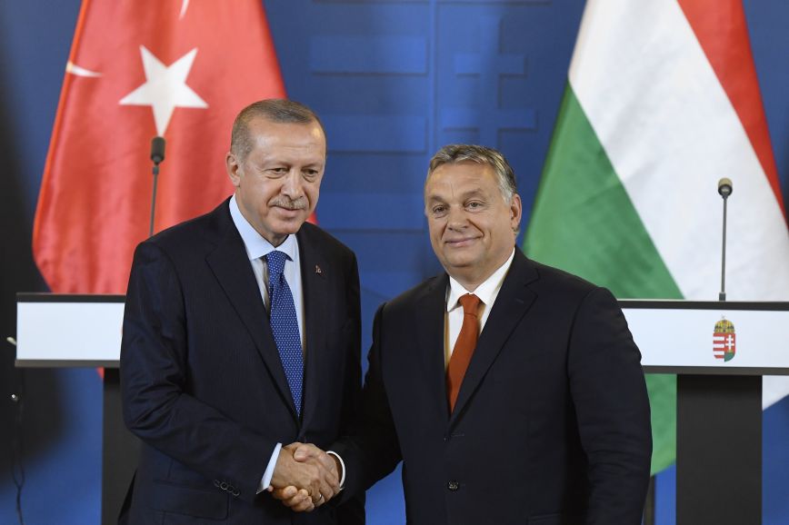 Turecký prezident Recep Tayyip Erdogan a maďarský premiér Viktor Orbán. Turecký prezident Recep Tayyip Erdogan a maďarský premiér Viktor Orbán.