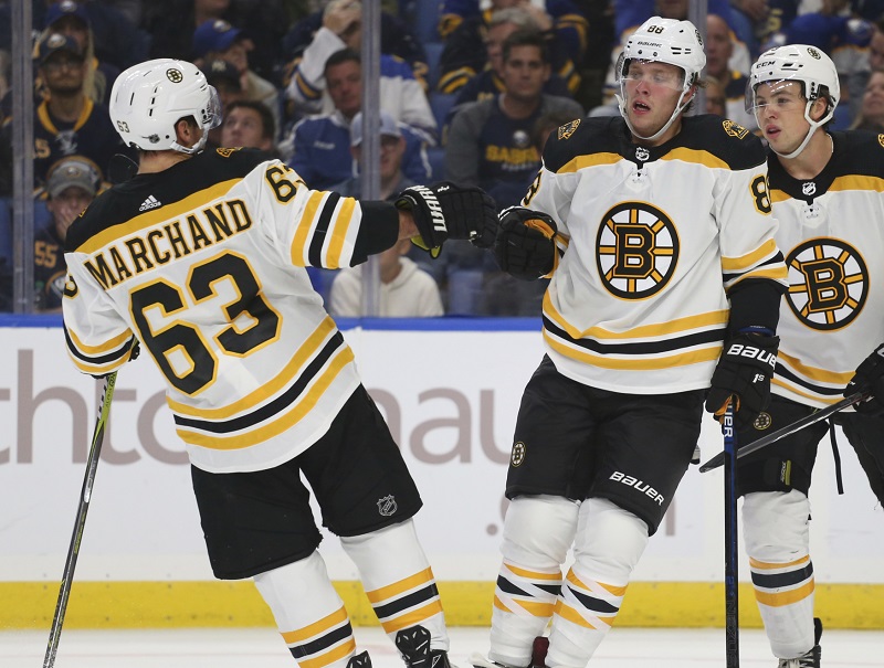 David Pastrňák se svými spoluhráči z Bostonu.
