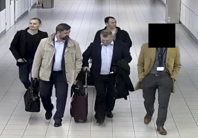 Ruští agenti GRU zachycení na průmyslových kamerách při vyhoštění z Nizozemska.