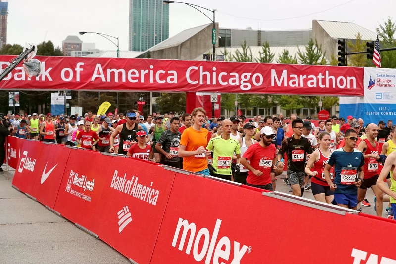 Maratonu v Chicagu se zúčastnila také Joan Benoitová Samuelsonová.