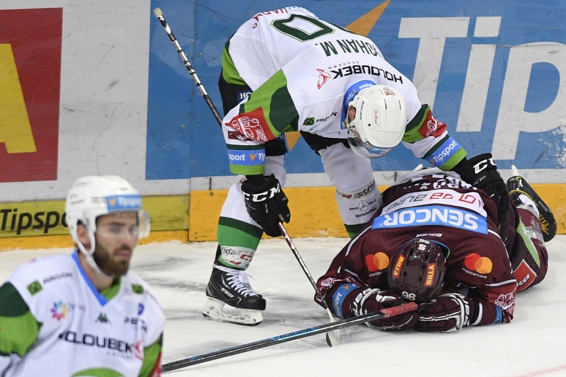 Richard Jarůšek narazil hlavou do mantinelu. Hned mu pomáhal i karlovarský Martin Rohan. 