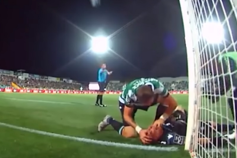 Brankáře Sportingu Lisabon zachránil spoluhráč. Brankáře Sportingu Lisabon zachránil spoluhráč.