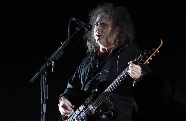 Zpěvák a kytarista Robert Smith.