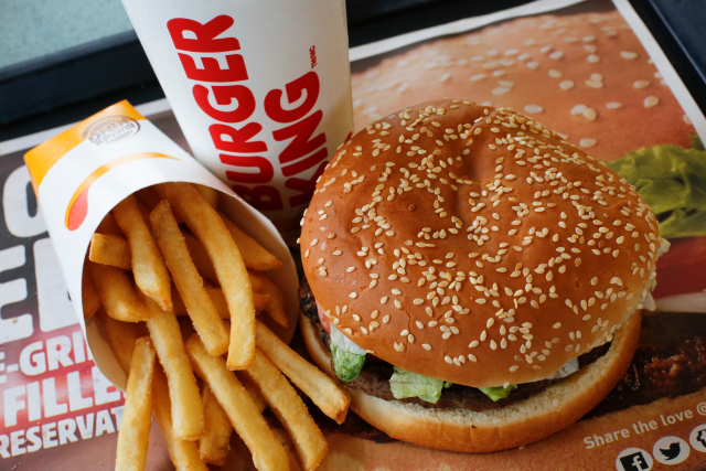 Typické menu z rychlého občerstvení řetězce Burger King.