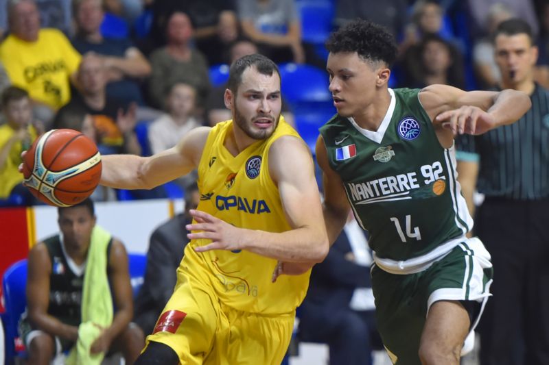 Radim Klečka (vlevo) z Opavy v nájezdu na koš v utkání Ligy mistrů.