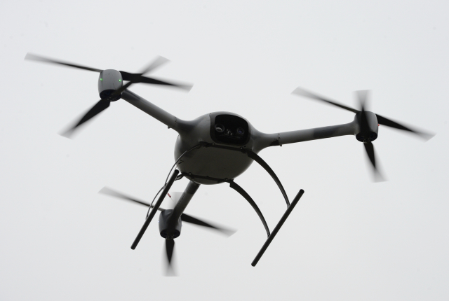 Bezpilotní dron.