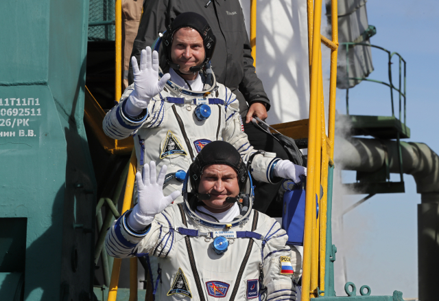 Ruský kosmonaut Alexej Ovčinin (dole) a americký astronaut Nick Hague.