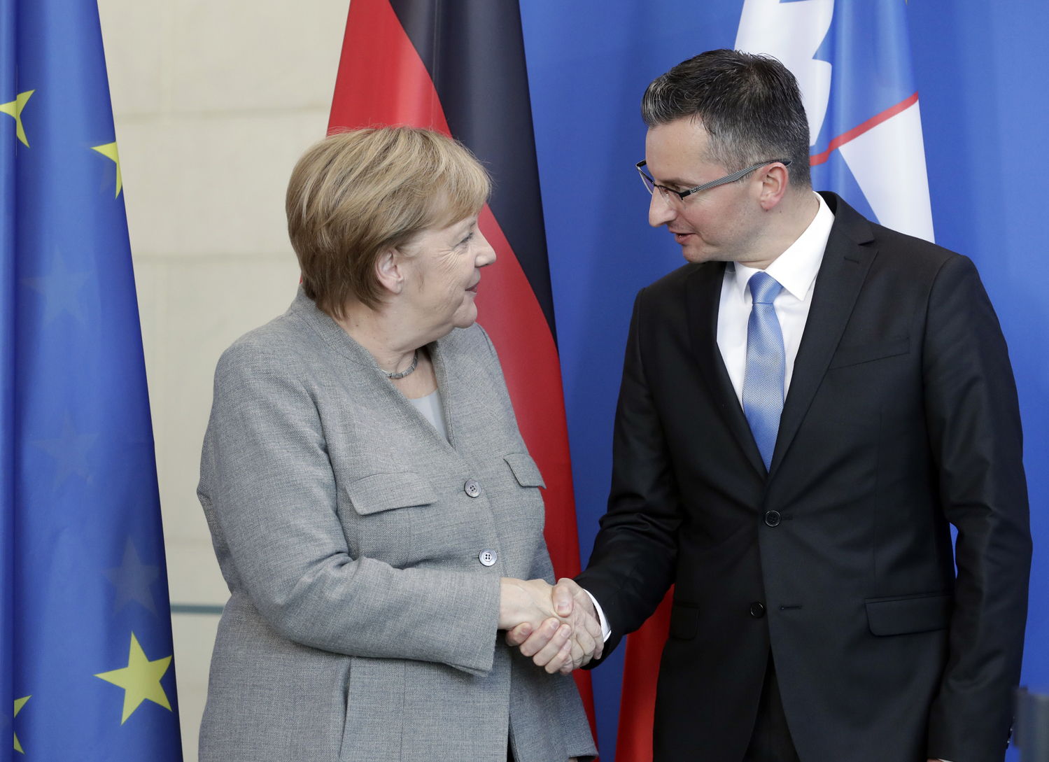 Německá kancléřka Angela Merkelová při setkání s novým slovinským premiérem Marjanem Šarecem. Německá kancléřka Angela Merkelová při setkání s novým slovinským premiérem Marjanem Šarecem.