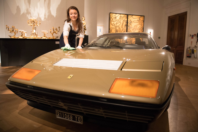 Luxusní zlaté Ferrari, které se bude na aukci mimo jinými dražit. 