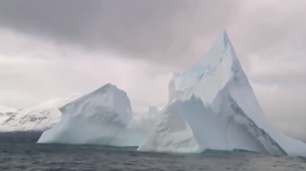 Obří ledovec, který se objevil v severním Atlantiku.