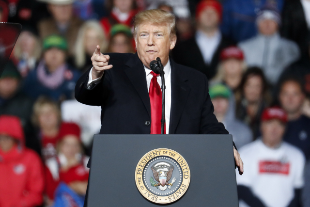 Donald Trump je známý svou rétorikou vyhrožování, realita však bývá jiná.