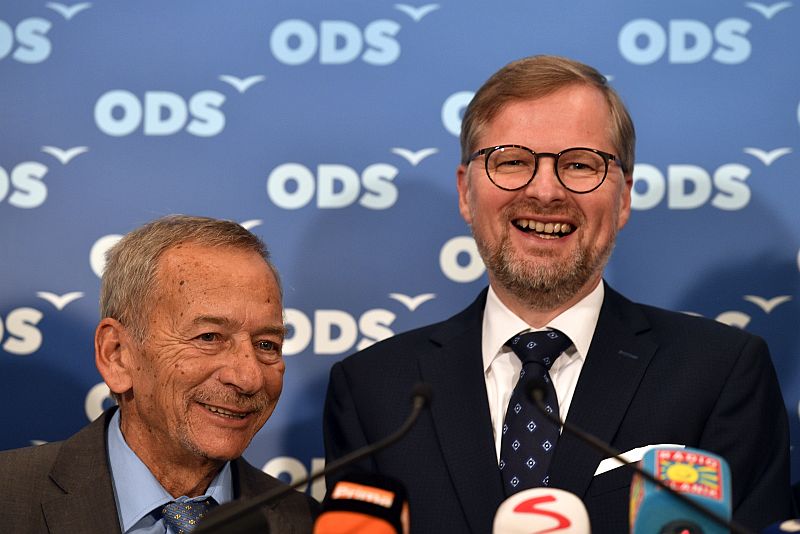 Zleva: senátor Jaroslav Kubera (ODS) a předseda strany Petr Fiala.