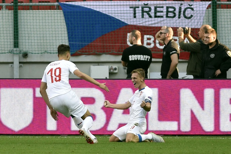 Bořek Dočkal s Patrikem Schickem radují z branky do sítě brankáře Dúbravky v zápase Ligy národů.