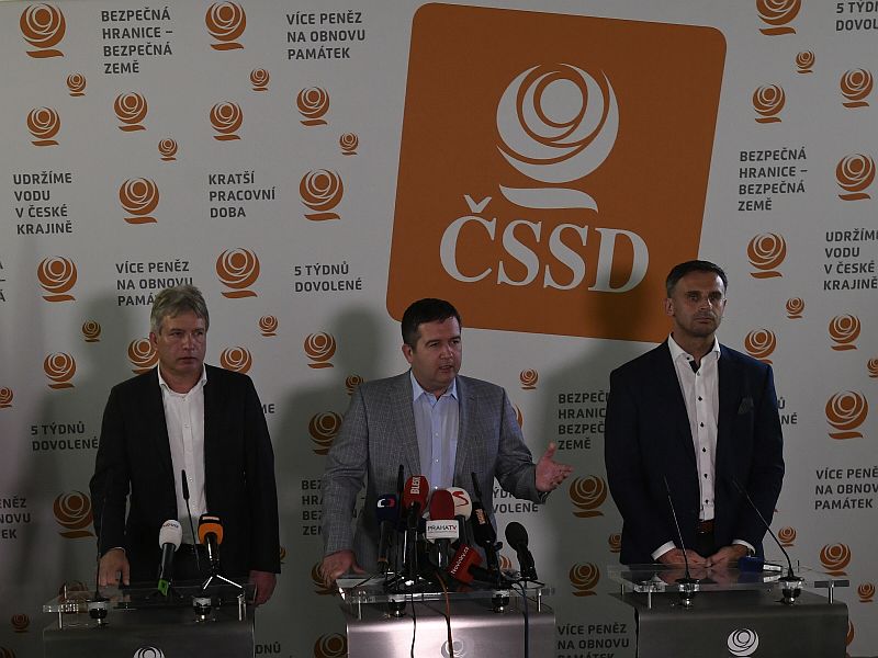 Tisková konference vedení ČSSD. Zleva na snímku Roman Onderka, Jan Hamáček a Jiří Zimola.