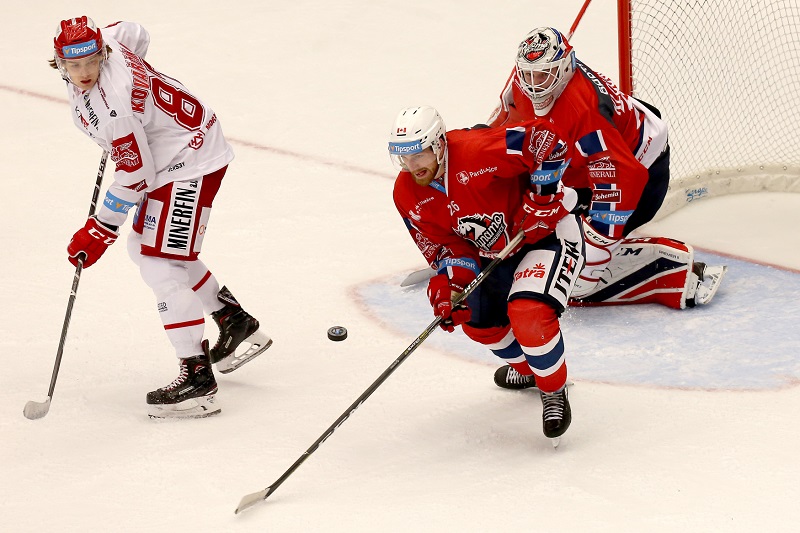 Třinečtí hokejisté porazili v předehrávce 10. kola extraligy Pardubice.