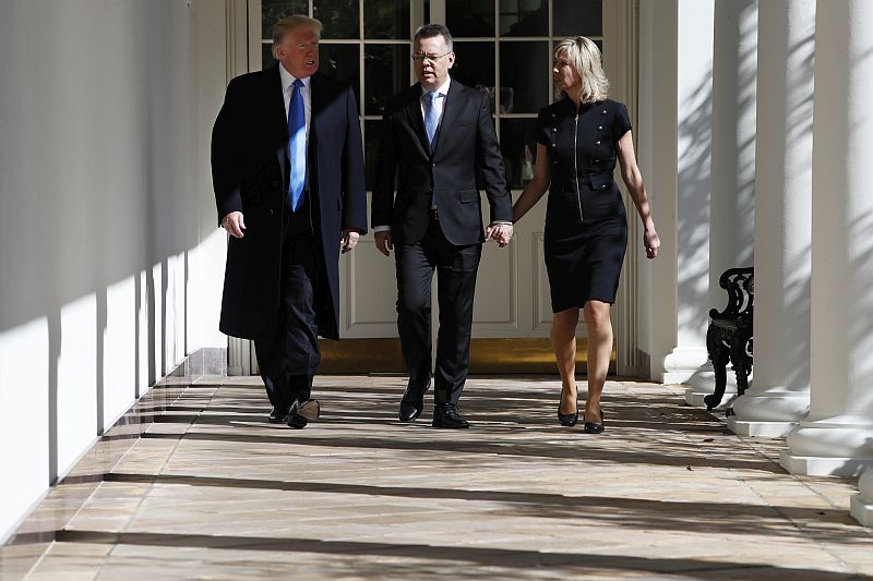 Americký prezident Donald Trump ve společnosti propuštěného pastora Andrewem Brunsonem a jeho manželky Norine.