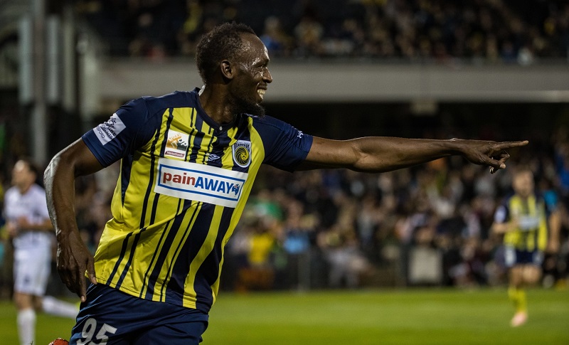 Jamajský sprinter Usain Bolt vyměnil trenty za kopačky a hraje na zkoušku za australský klub. Na snímku slaví první branku. Jamajský sprinter Usain Bolt vyměnil trenty za kopačky a hraje na zkoušku za australský klub. Na snímku slaví první branku.