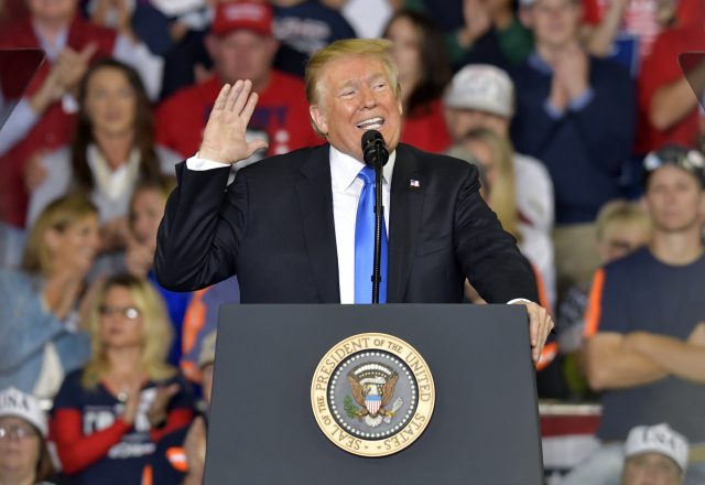 Donald Trump mimo jiné označil Mattise za 'spíše demokrata'.