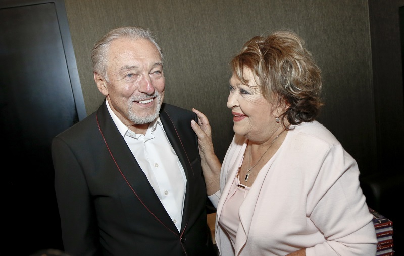 Herečku Jiřinu Bohdalovou uvedl do Síně slávy zpěvák Karel Gott.