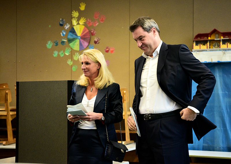 Bavorský premiér Markus Söder se svou ženou Karin před volební urnou.