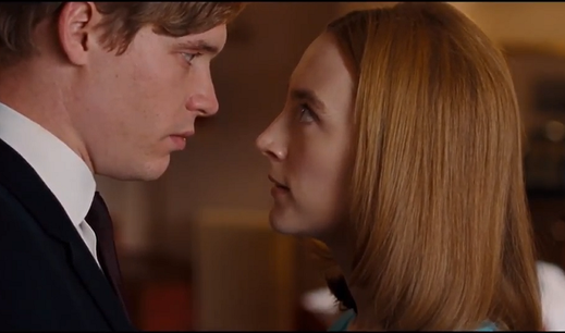 Novomanželé Edward (Billy Howle) a Florence (Saoirse Ronanová).