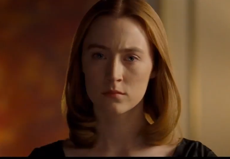 Saoirse Ronanová coby nervózní, ale přesto velkorysá mladá žena.