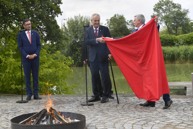 Spálení červených trenýrek na Pražském hradě.