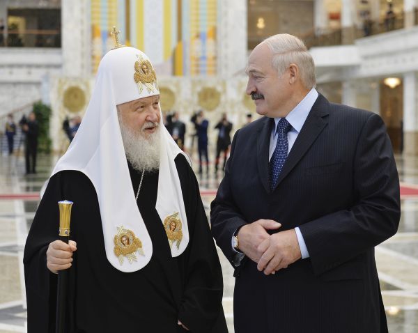 Běloruský prezident Alexandr Lukašenko (vpravo) a Patriarcha Kirill (vlevo).
