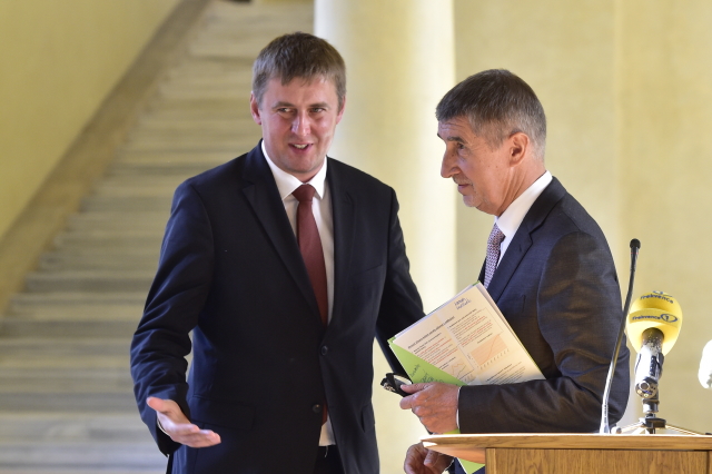 Zleva nový ministr zahraničí Tomáš Petříček s premiérem Andrejem Babišem.