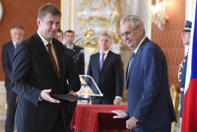 Miloš Zeman a Tomáš Petříček během slavnostního aktu. 