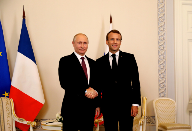 Zleva: Vladimir Putin, Emmanuel Macron.