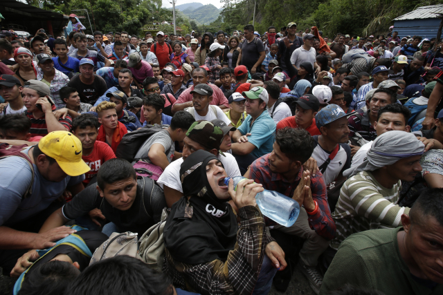 Za lepším životem v USA míří karavana 2000 honduraských migrantů.