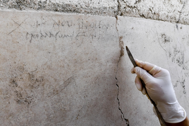 Nápis uhlem na zdi, který archeologové nalezli v neprobádané části antického přístavu. Nápis uhlem na zdi, který archeologové nalezli v neprobádané části antického přístavu.