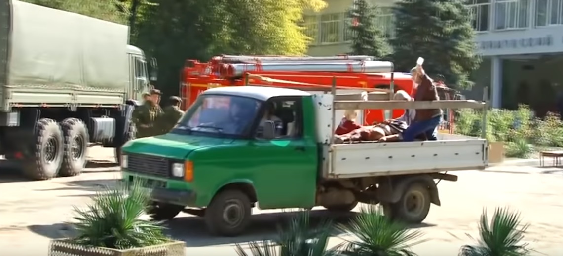 Raněné odvážela i nákladní auta.